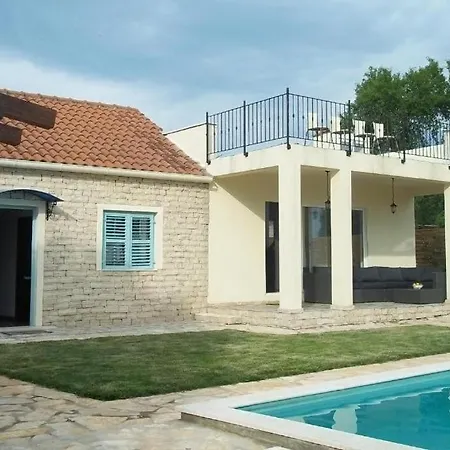 Family Friendly House With A Swimming Pool - 25391 Сasa de vacaciones
