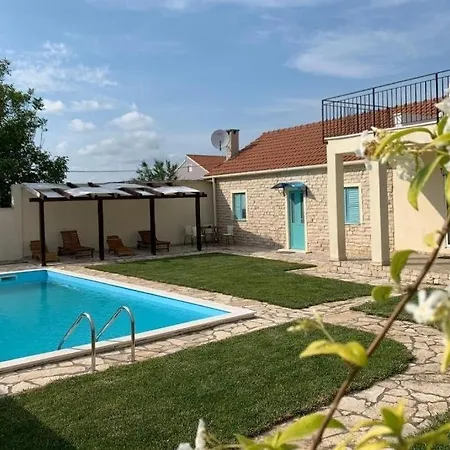 Сasa de vacaciones Family Friendly House With A Swimming Pool - 25391