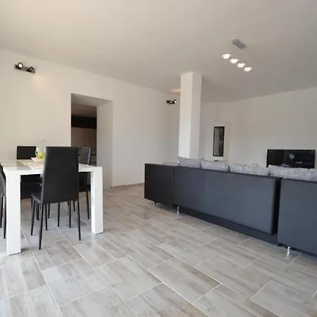 Сasa de vacaciones Family Friendly House With A Swimming Pool - 25391