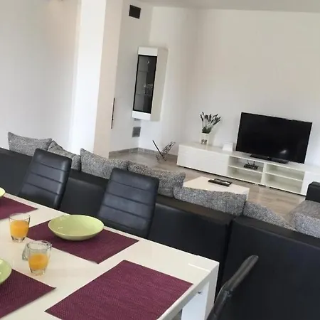 Hébergement de vacances Family Friendly House With A Swimming Pool - 25391